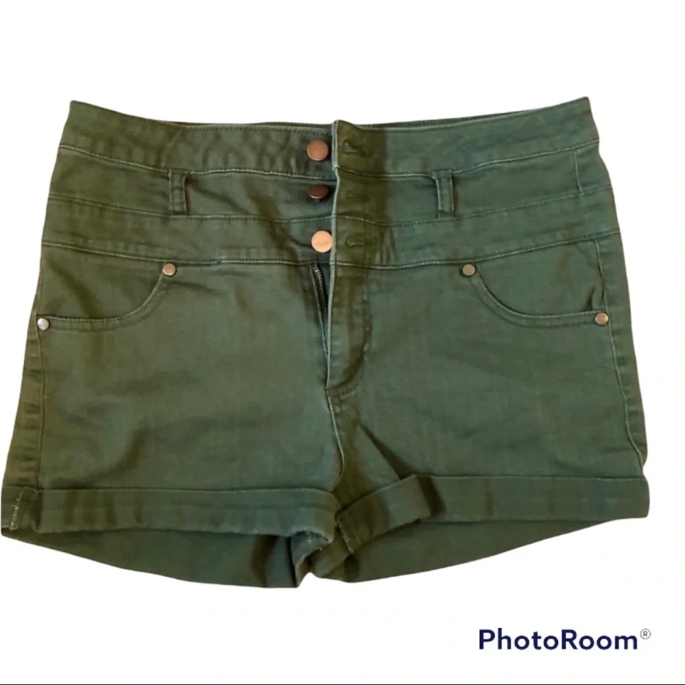 Fire Los Angeles green shorts size 13